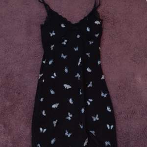 En jätte fin svart spets klänning med fjärilar! Använt 1 gång så det är super bra skick. TRYCK INTE PÅ KÖP NU