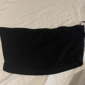 Svart tubetop  - En svart tubetop som är jätte bra att ha för sommaren, mycket skönt tyg :)