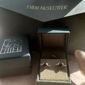 Silver örhängen  - 925 silver örhängen med röd granat. Maria nilsdotter inspirerade och ser likadana ut som pierced heart örhängena! Köp båda för 1200 eller ett för 700. Handgjorda därför bör dessa tas hand om noga och försiktigt 