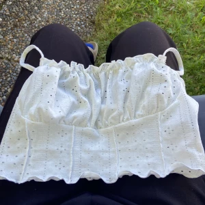 topp - En vit topp som är kort i midjan,är små hål i olika,kostar 25kr + 25kr frakt VIKTIGT vill du att jag ska tvätta den då tar det lite längre tid att få den eller köpa den och tvätta efter köp.Viktikg att tvätta den 