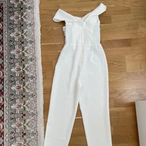 Vit jumpsuit  - Har använt den flera gånger men är fortfarande användbar och jättebra och fin.