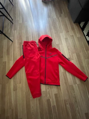 Nike tech fleece  - Säljer min nike tech fleece röd färg pris kan diskuteras Byxor L Kofta M
