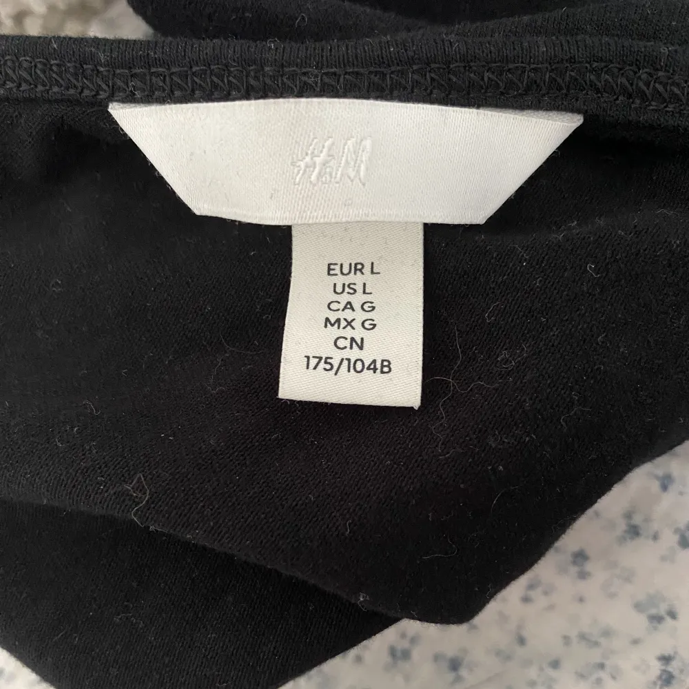 En fin svart långärmad tröja från H&M Inte alls använd många gånger därav bra skick. Säljer pga av att den är för stor.  Priset kan självklart diskuteras. Hör av dig om du har frågor eller vill ha fler bilder! :) . Toppar.