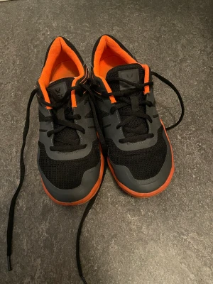 Svart jumpa skor - Har använt ganska mycket men den ser helt ny ut. Har köpt de för runt 400 kr säljer för 200 eller mindre. 