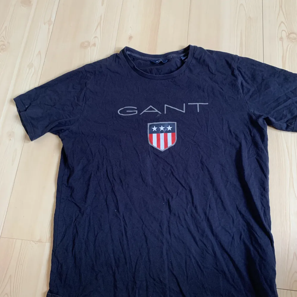 Mörkblå Gant T-shirt i storlek 176, sällan använd . T-shirts.