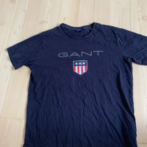 Mörkblå Gant T-shirt i storlek 176, sällan använd 