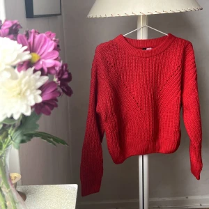 Stickad tröja - Kortare stickad tröja från H&M i storlek S. Bra skick, knappt använt.❤️