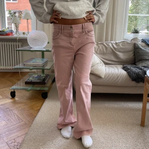 Superfina rosa jeans🥰💖 - Såå fina, lite stora på modellen som är 167💖🙏🏻