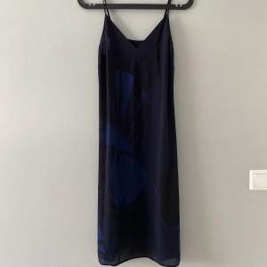Säljer denna mörkblåa blommiga klänningen från Oysho :) Fungerar som en slip dress, strandklänning eller bara som en vanlig sommarklänning. Väldigt fint skick💖