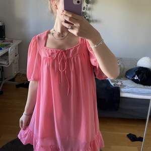 Så söt rosa klänning från VILA! Tyvärr för kort på mig som är 172! Oanvänd🤗