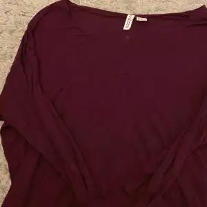 Super skön vanlig tunn tröja i en lila vinröd färg