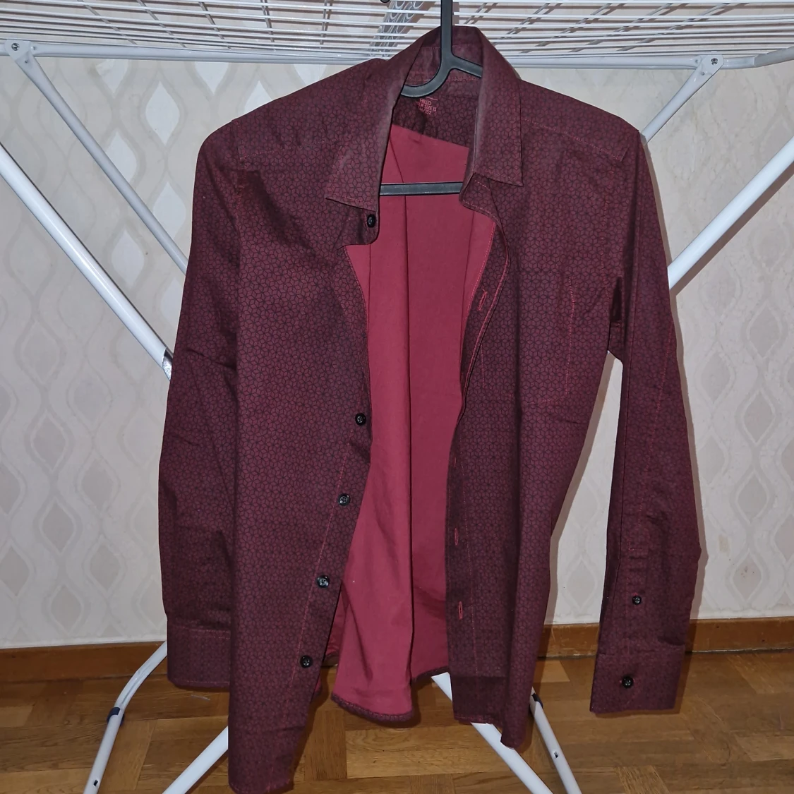 Mörkröd skjorta  - 90