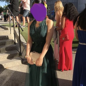 Mörkgrön finklänning  - Jättefin klänning i perfekt skick, passar bra till sittningar eller skolbal. Endast använd en gång 