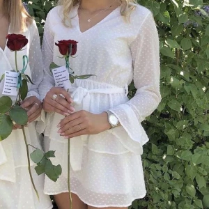 Klänning - En superfin vit klänning från Madlady. Strl S. Använd ett fåtal gånger! 120 kr 🤍 Tar endast betalt via swish & köparen betalar frakten 😊