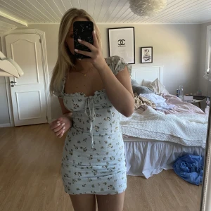LJUSBLÅ SOMMARKLÄNNING  - Säljer min superfina ljusblåa sommarklänning med små söta blommor på från BIKBOK. Den är använd ett fåtal gånger men är i jättefint skick. Eftersom det är stretch i ryggen (bild2) så kan klänningen passa XS-M. Hör av er vid frågor ❤️