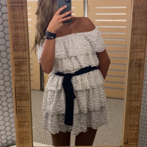 Prickig klänning - Prickig klänning ifrån zara som är slutsåld! Bandet följer dock inte med.