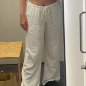 Lågmidjade linnebyxor - Säljer dessa linnebyxor från H&M i storlek M, passar mig som vanligtvis är en S! Slutsålda i butik och på hemsidan☀️