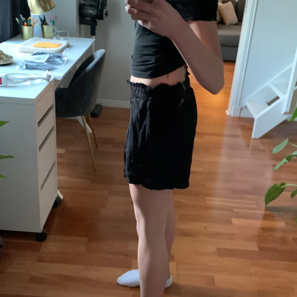 Dessa jättesköna shorts är nu till salu. Dem är i fint skick, inga hål eller liknande men använda. Säljer på grund av att dem inte riktigt är min stil längre.. Shorts.