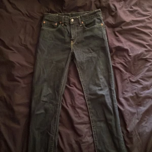 Levis 502 marinblå - För små