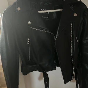 Zara skinnjacka  - Fin skinnjacka från zara som är sparsamt använd. Den är i storlek S.☀️