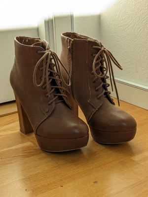 Högklackade stövletter - Skyhöga Jeffrey Campbell inspirerade stövletter