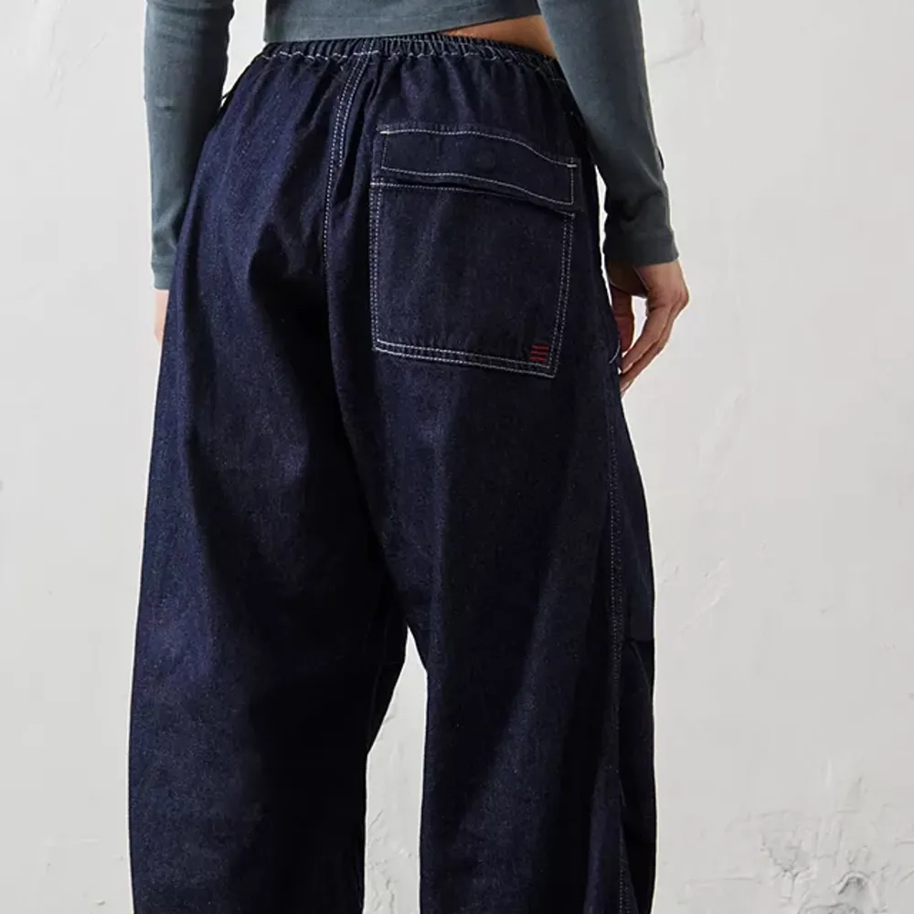Säljer dessa fantastiskt snygga byxor, kommer inte till användning. Köptes för 700kr💕. Jeans & Byxor.
