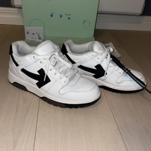 OFF-WHITE Out Of Office - Hej! Säljer nu mina off with skor som använts fåtal gånger. Allt finns med så som dustbag, OG box, och kvitto finns såklart. Köpte skorna i Palma. Skorna är i ett extremt bra skick. Hör av er vid frågor. Köpta för runt 4600kr. 