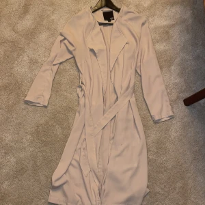 Trenchcoat beige - Superskönt och svalt tyg! Använd 2 gånger