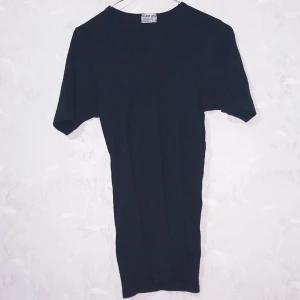 Svart klänning/tröja? - Kan vara så att det faktiskt bara är en rätt så smal klänning men jag (storlek M) har bara använt den som en lång tröja över en kjol 