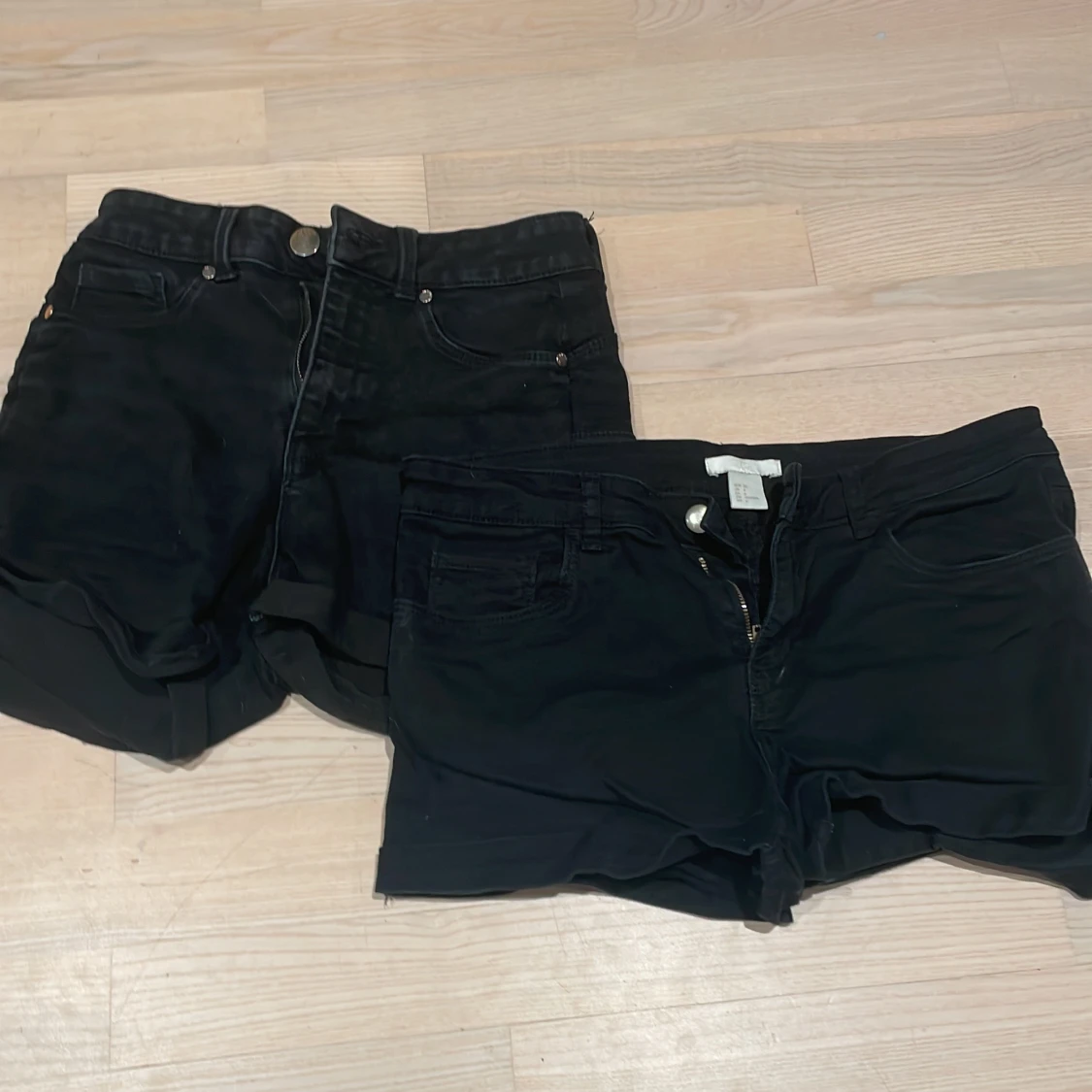 2 svarta shorts 