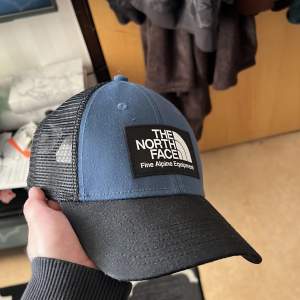 North face keps i bra skick, skriv vid frågor :)