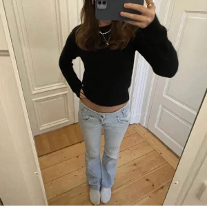 lågmidjade jeans  - säljer dom här super fina lågmidjade jeansen från märket lee.   jag säljer då dom tyvör va lite för små för mig i längden på mig som e 169. bilderna är från tjejen jag köpte av så har därför inga mer!!
