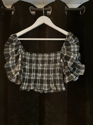 blus  - Säljer denna blusen från Bikbok med puff ärmar❤️
