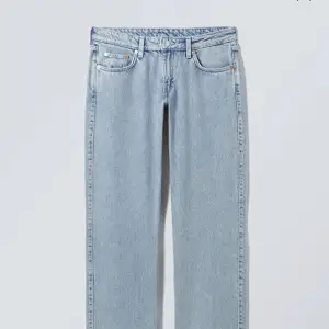 Säljer dessa jeansen pga att de är får små för mig. Jättefina och passar till allt. Bilderna är lånade från Weekdays hemsida💞