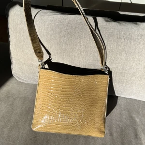 Väska Hvisk  - Väska i konstläder från danska märket HVISK. Superfin men kommer inte till användning👜 Ryckte i iver bort prislappen, men aldrig använd🌟