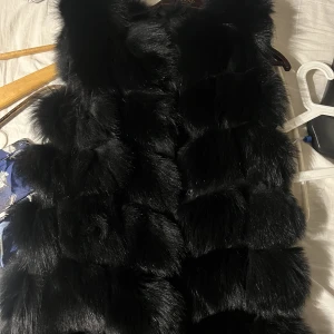 Äkta pälsväst från Garoff - Säljer min äkta pälsväst köpt inne på Garoff butiken i Stockholm för ca 3 år sedan. Pälsen är i bra skick. Använd endast ett fåtal gånger. Storlek S/. Finns i Stockholm. Ja 
