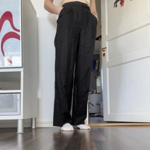 Linnebyxor  - Fina linnebyxor, aldrig använda från na-kd i strl 34