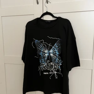 Svart T-shirt  - Svart T-shirt med tryck som är i storlek XS men passar även S-M, säljer då den inte kommit till användning! 