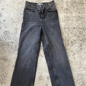 Full lenght jeans från Zara, höga i midjan och passar långa ben. Om de skulle vara för lång är det enkelt att klippa av dem där nere pga ingen söm. 