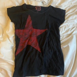 t shirt  - TRYCK EJ PÅ KÖP NU!! köpt för ca ett år sen och säljer få d inte e min stil. Skriv för frågor! 