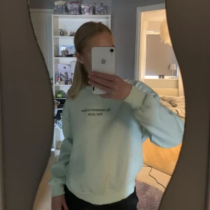Sweatshirt - Säljer min sweatshirt från chiquelle då den aldrig kommer till användning längre. Använd ett fåtal gånger innan så fortfarande i bra skick 💕