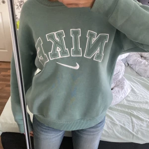 Grön Nike hoodie  - I jätte bra skick, köpt för några månader sedan. 