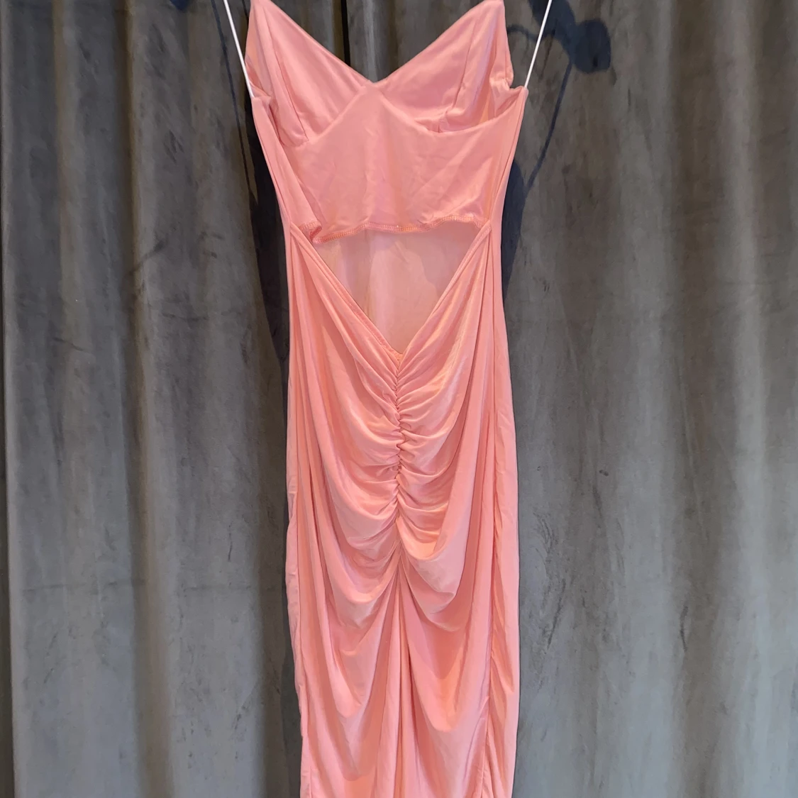 Bodycon klänning med öppen rygg - 90