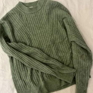 en grön och ribbad stickad tröja från H&M, använd enstaka gånger. jättefin till sommarn! 💓