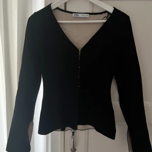 Kofta - Supersöt kofta/tröja från zara! Jättemjuk, och slits vid ärmarna. Endast använd en gång.