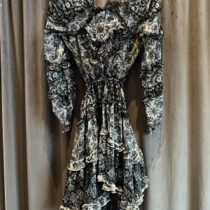 Klänning med öppen rygg samt snörning  - Helt ny