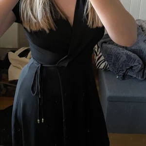 Svart klänning - Svart klänning ifrån h&m, använd kanske två gånger. Storlek s🤩 pris går alltid att diskutera🥰