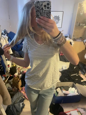 Randig T-shirt  - Jättegullig randig T-shirt med v-ringning