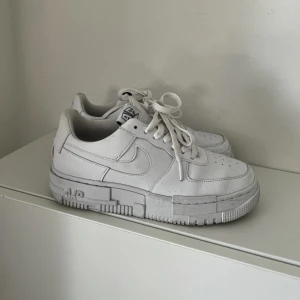 Nike airforce - Vita airforce, använda 1 gånger. Säljer pga dem inte kommer till användning 