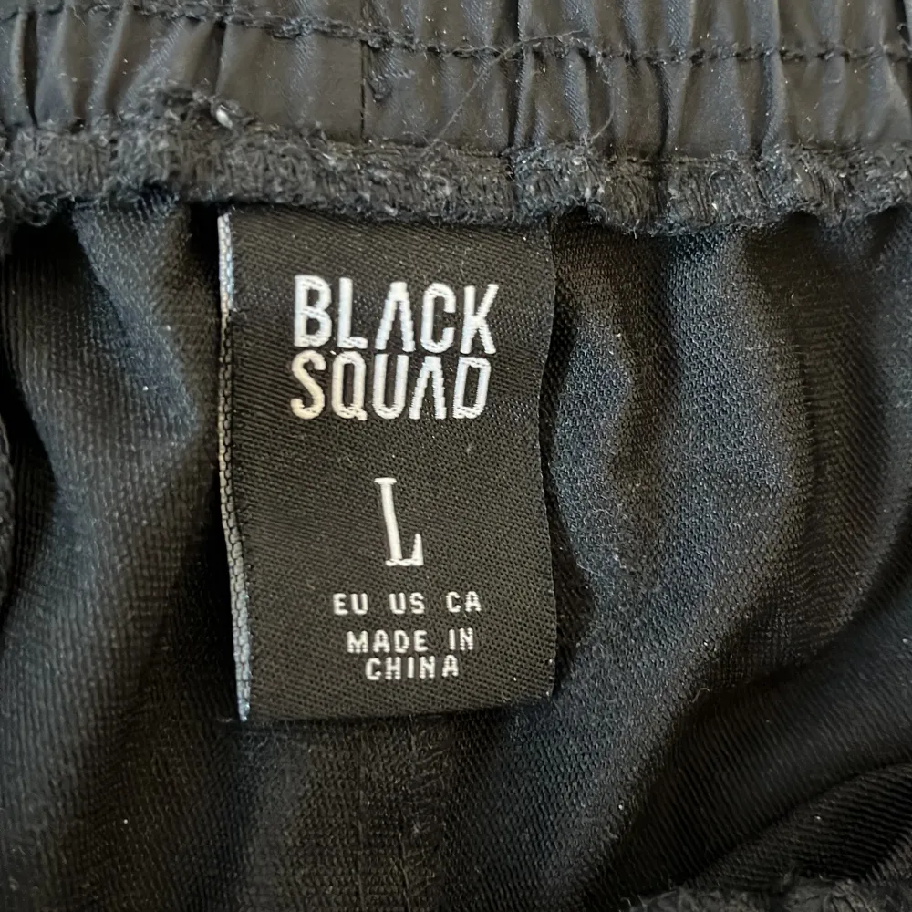 Black squad byxor, Knappt använda och i bra skick Nypris ca 400kr,  Pris kan diskuteras. Jeans & Byxor.